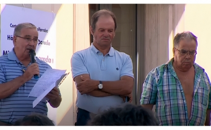 Produtores de alfarroba revoltados manifestam-se em Loulé contra roubos e admitem bloquear a EN125 ainda este verão 
