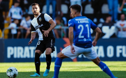 Farense e Feirense empatam sem golos em jogo fraco