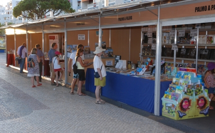 FEIRA DO LIVRO E DO ARTESANATO DE QUARTEIRA ATRAI VERANEANTES AO CALÇADÃO