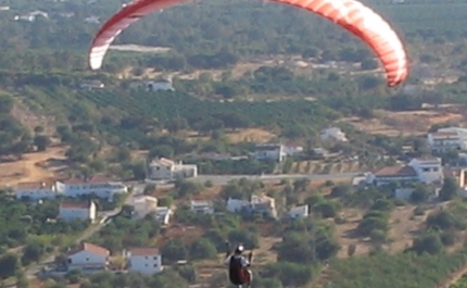Loulé | Jovem resgatado de helicóptero após queda de parapente