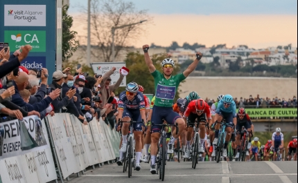 Fabio Jakobsen ganha sprint de força perante multidão farense 