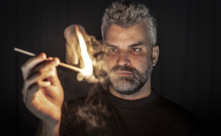Ator e encenador algarvio Tiago Cadete apresenta espetáculo BRASA no Teatro das Figuras