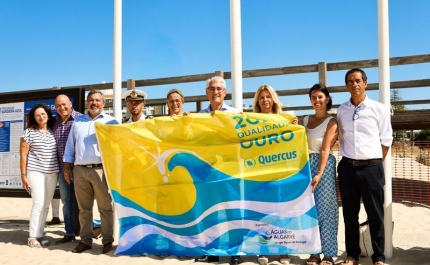 Bandeira dourada hasteada na Praia de Monte Gordo, uma das 86 galardoadas pela Quercus no Algarve 