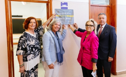 Escola Básica Dr. Alberto Iria, em Olhão, inaugura «sala digital» destinada à formação de encarregados de educação