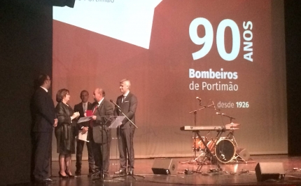 Presidente da Câmara Municipal de Portimão distinguida com  «Crachá de Ouro» 