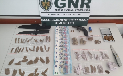 Cinco detidos por tráfico de estupefacientes e posse de armas proibidas em Albufeira