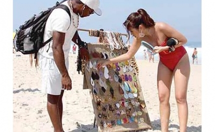 Venda ambulante ilegal e estacionamento selvagem foram principais infrações nas praias algarvias