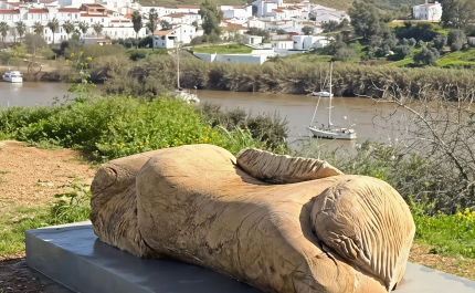 Alcoutim vai inaugurar uma escultura do artista espanhol, Pepe Gámez, dedicada às mulheres vítimas de abuso