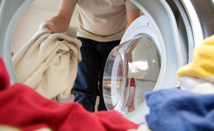 Máquina de lavar roupa: devemos escolher detergente líquido ou em pó?