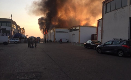 Incêndio em armazém em Albufeira dominado