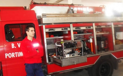 Fogo em Portimão mobiliza 128 bombeiros e dois helicópteros