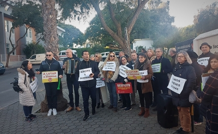 Professores em greve à porta da Escola Secundária Pinheiro e Rosa em Faro