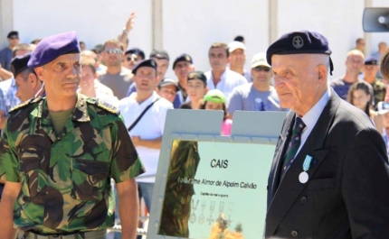 LANÇAMENTO DAS CINZAS DO COMANDANTE ALPOIM CALVÃO AO MAR