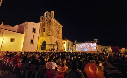CONTINENTE RECEBE CENTENAS DE PESSOAS NO CINEMA NA PRAÇA EM FARO