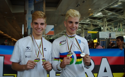 Gémeos Oliveira recebidos por familiares e amigos no aeroporto