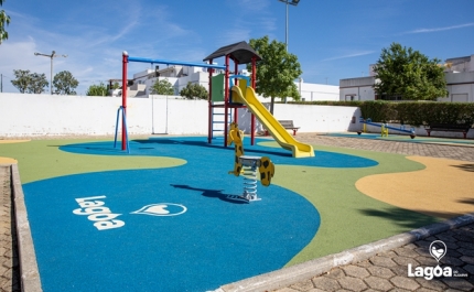 Município de Lagoa requalifica parque infantil do Bairro da Boa Vontade, na Mexilhoeira da Carregação e pisos de vários parques infantis do concelho