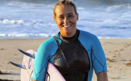 LOULÉ CELEBRA CONQUISTA HISTÓRICA DE YOLANDA HOPKINS SEQUEIRA, A PRIMEIRA PORTUGUESA NO CIRCUITO MUNDIAL DE SURF