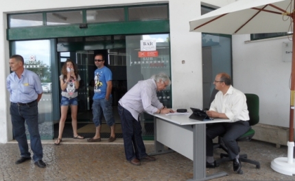 Vítor Aleixo e Vítor Guerreiro em protesto frente à Urgência de Loulé 