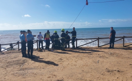 Resgatada mulher após queda de arriba na praia do Almargem em Quarteira 