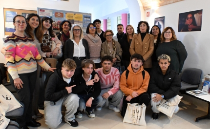 ALUNOS/AS DE LOULÉ CRIAM EXPOSIÇÃO PARA ALERTAR PARA A VIOLÊNCIA CONTRA AS MULHERES