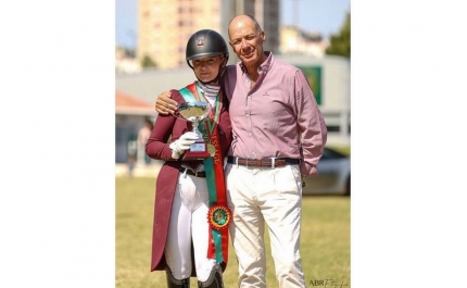 LEONOR COELHO, SAGRA-SE CAMPEÃ DE PORTUGAL 2026, NO ESCALÃO DE JUNIORES E ENCERRA A TEMPORADA 2026 COM MEDALHA DE OURO, ELEVANDO LOULÉ NO MUNDO DA DRESSAGE