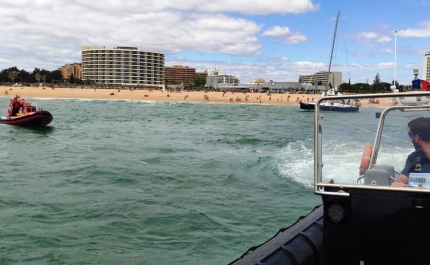 Veleiro espanhol encalhado em frente à praia de Vilamoura