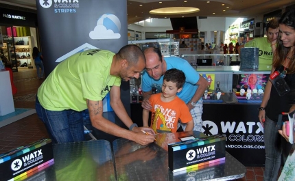  Madjer dá Sessão de Autografos by Watx&Colors no Forum Algarve 