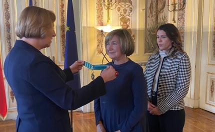Escritora Lídia Jorge distinguida com insígnia de Comendador das Artes e Letras em França