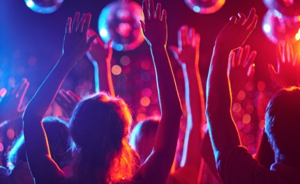 Covid-19: Bares e discotecas continuam encerrados pelo menos até final de agosto