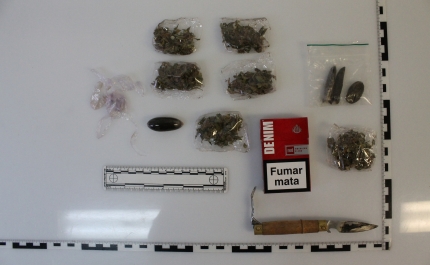 Jovem de 18 anos detido por posse e tráfico de drogas