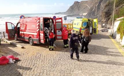 Auxiliado praticante de parapente na praia da Arrifana em Aljezur