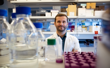 CCDR ALGARVE SAÚDA CLÉVIO NÓBREGA, CIENTISTA DA UNIVERSIDADE DO ALGARVE, PELO RECONHECIMENTO DO POTENCIAL DO DE INVESTIGAÇÃO CONTRA DOENÇA RARA