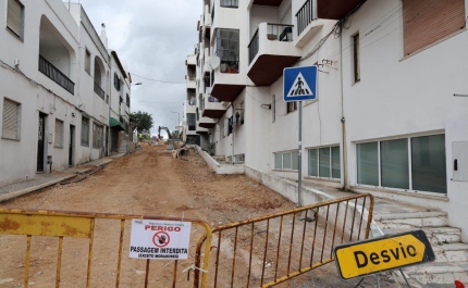 EMPREITADA DE REQUALIFICAÇÃO DA RUA DE SANTO ANTÓNIO E ARRUAMENTOS ADJACENTES E SUBSTITUIÇÃO DE TAMPAS NAS ESTRADAS COM VISTA A MELHORAR A SEGURANÇA DE VEÍCULOS E PEÕES