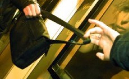 ALBUFEIRA: Dois apanhados em flagrante por esticão a turista