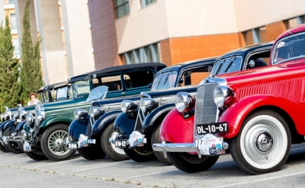 Carros clássicos da 6ª edição do Passeio da Primavera em exposição «relâmpago» no Designer Outlet Algarve
