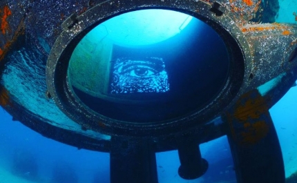 Peças de Vhils submersas no Algarve compõem primeira exposição subaquática em Portugal 