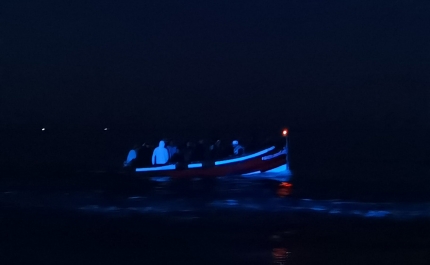 Barco com 22 migrantes intercetado na praia de Vale do Lobo em Loulé