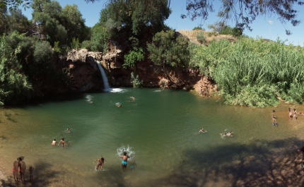 Turistas continuam a frequentar cascata em Tavira encerrada há dois anos