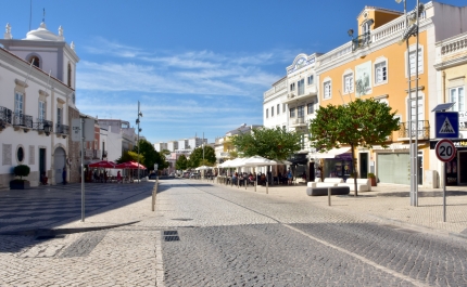 «Por Praças e Travessas - Artes de Rua» devolve Praça da República às pessoas