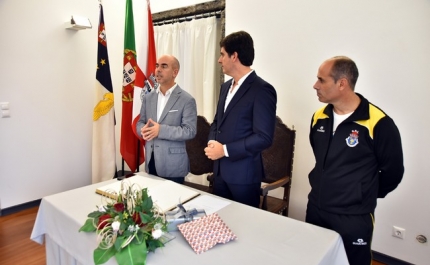 Veteranos de futebol de Lagoa do Algarve e de Lagoa dos Açores erguem a  taça da amizade