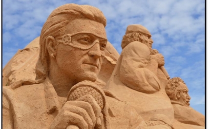 Música ao vivo com esculturas de areia