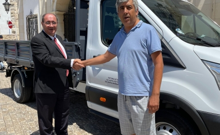 Câmara Municipal de Faro entrega viatura a Junta de Freguesia de Santa Bárbara de Nexe