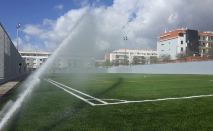 Campo de futebol com arrelvamento sintético inaugura no 25 de Abril