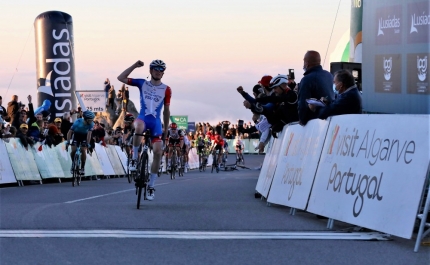 Volta ao Algarve: David Gaudu vence na Fóia e é o novo líder