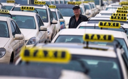 Mais de 150 táxis protestam contra Uber em Faro