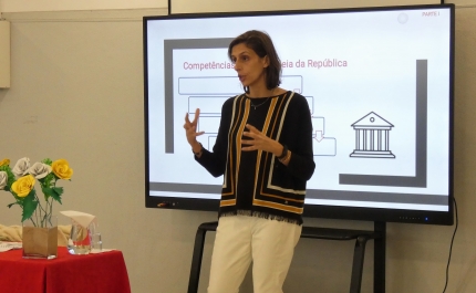 Jamila Madeira visita a Escola Pe João Coelho Cabanita para falar do «Parlamento dos Jovens» e saúde mental nos jovens