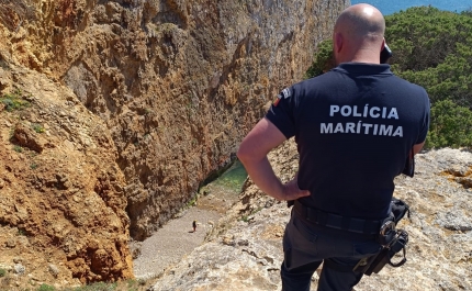 Mulher morre após cair de uma falésia junto à praia dos Rebolinhos em Vila do Bispo