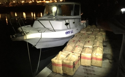 Homem detido e 30 fardos de haxixe e embarcação apreendidos em águas internacionais