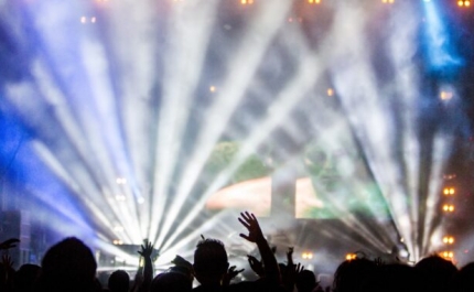 Covid-19: Bares e discotecas fechados até outubro