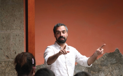 «Pés no chão, cabeça no ar: ou como lidar com o corpo à frente de uma assistência» na Biblioteca Municipal de Lagoa